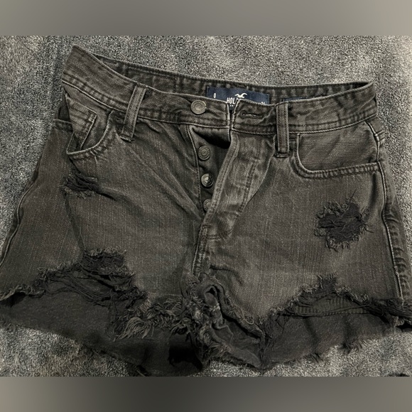 Hollister Pants - Hollister High Rise Mom Shorts 3”. Black.